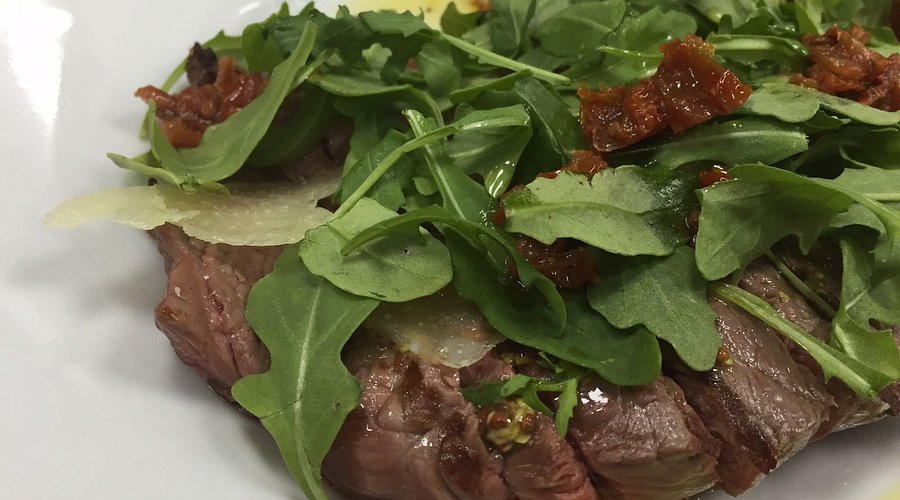 Entrecot de ternera con rúcula y parmesano