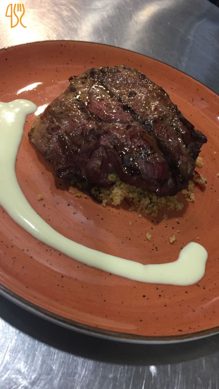 Secreto ibérico con cous-cous y alioli suave